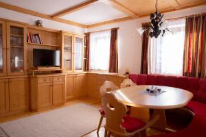 A television and/or entertainment centre at Haus Lindbichl