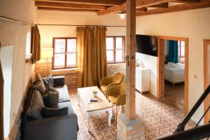 ein Wohnzimmer mit einer Couch und einem Bett in der Unterkunft Mühle Tornow am Wentowsee in Tornow