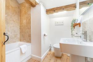 Ванная комната в The Farmhouse +22 фотографии