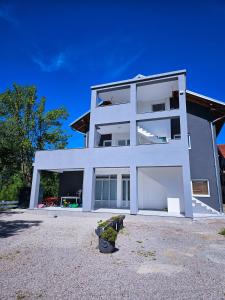 un gran edificio blanco con muchas ventanas en Apartment Bijela ladja, en Bihać