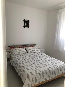 um quarto com uma cama com um edredão em Apartman DB em Višegrad