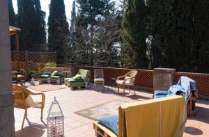 a patio with chairs and furniture on a patio at Villa I Tigli Appartamenti in Campiglia Marittima