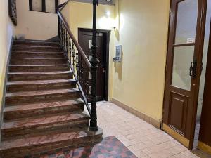 una escalera en un edificio con una puerta y una escalera en M&M Apartment Budapest House en Budapest
