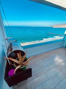 Zimmer mit Fenster und Meerblick in der Unterkunft Beach Penthouse in Almería