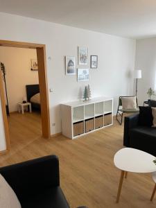 ein Wohnzimmer mit einem Sofa und einem Tisch in der Unterkunft Visit_Oberhof in Oberhof