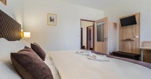 Postel nebo postele na pokoji v ubytování EA Hotel Lipno