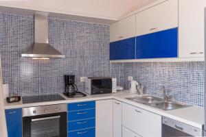 Kuchyň nebo kuchyňský kout v ubytování Koukos Villas
