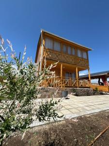 una gran casa de madera en la playa en WooD_House_Issyk-Kul en Bosteri