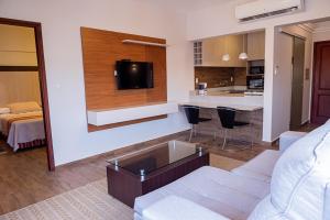 a living room with a couch and a kitchen at Sabe Center in Asuncion