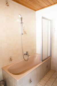 A bathroom at Haus Lindbichl