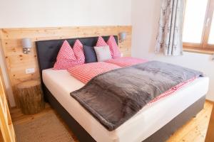 A bed or beds in a room at Haus Lindbichl