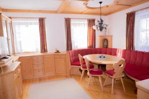 A seating area at Haus Lindbichl