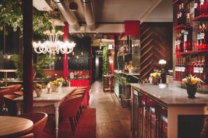 een restaurant met een bar met tafels en stoelen bij Grand Ferdinand Vienna – Your Hotel In The City Center in Wenen