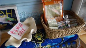 una mesa con una cesta de libros y un cartel en Lanyu Blue Capsule, en Lanyu