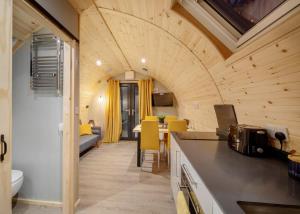 eine Küche und ein Wohnzimmer in einem winzigen Haus in der Unterkunft Hill Farm Retreat in Wangford