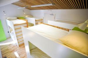 Rúm í herbergi á Youth Hostel Ajdovscina