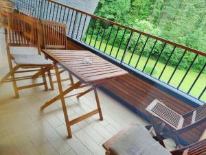 drewniany stół i 2 krzesła na balkonie w obiekcie Villa Mari I w Mariborze