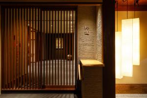 Ryokan Asukasou at the entrancne of Nara park في نارا: غرفه فيها باب وفيه بوابه