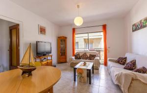 Μια τηλεόραση ή/και κέντρο ψυχαγωγίας στο 2 Bedroom Cozy Apartment In San Javier