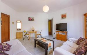 Μια τηλεόραση ή/και κέντρο ψυχαγωγίας στο 2 Bedroom Cozy Apartment In San Javier