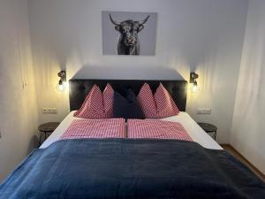 A bed or beds in a room at Haus Lindbichl