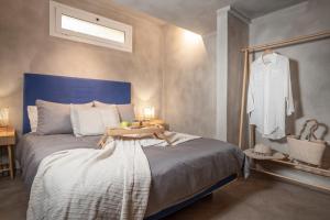 una camera con letto con testata blu di Mia Nonna 1 Bedroom House a Città di Zante