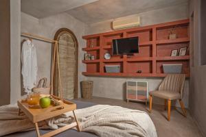 una camera da letto con un letto e un tavolo con frutta di Mia Nonna 1 Bedroom House a Città di Zante