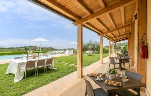 - un coin repas extérieur avec des tables et des chaises ainsi qu'une piscine dans l'établissement Oriental Muti, à Chiaramonte Gulfi