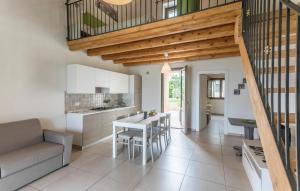 uma cozinha e sala de estar com uma mesa e um sofá em Oriental Muti em Chiaramonte Gulfi