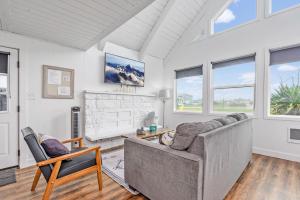 uma sala de estar com um sofá e uma mesa em Tidal House 9 em Ocean Shores