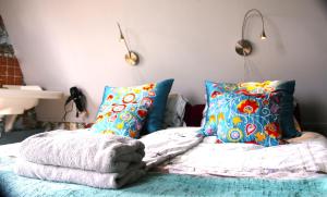 - un lit avec des oreillers et des serviettes dans l'établissement Vakantie Studio Grou, à Grou