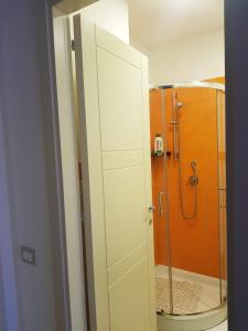 baño con ducha y puerta de cristal en Antares Bed and Breakfast, en Siracusa