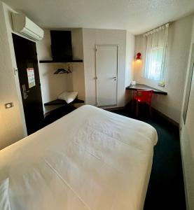 um quarto com uma grande cama branca num quarto em The Originals Access, Hôtel Limoges Nord em Limoges