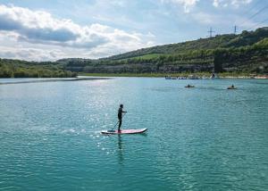 una persona su una tavola da paddle in acqua di St Andrews Lakes 