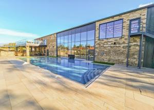 una piscina frente a un edificio en Wild Rose Holiday Park en Colby