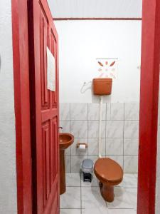 uma casa de banho com um WC e um lavatório em Pousada Paraíso em Novo Airão