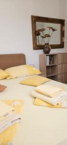 2 Betten mit Handtüchern in einem Schlafzimmer in der Unterkunft Villa Roza 1 in Marina