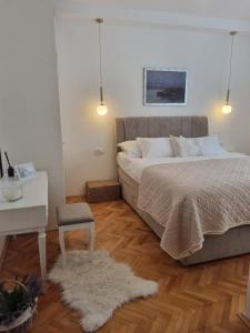 Postel nebo postele na pokoji v ubytování Apartments Ema near beach