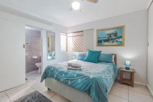 1 Schlafzimmer mit einem Kingsize-Bett und einem Badezimmer in der Unterkunft O'Briens in Gordonʼs Bay