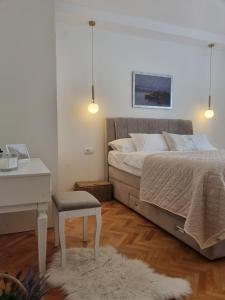 Postel nebo postele na pokoji v ubytování Apartments Ema near beach