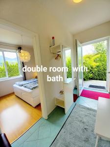 Postel nebo postele na pokoji v ubytování FLORES, Ferienhaus oder Doppelzimmer, im Grünen, 5 Gehminuten ins Zentrum, Parkplatz, zero emissions