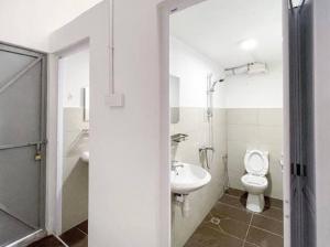 ein Badezimmer mit Toilette und Waschbecken in der Unterkunft Homey Feel Pearl Cottage in George Town + 20 Fotos