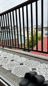 山有巷宅 Alley House的阳台或露台