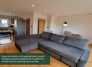 ein großes Sofa im Wohnzimmer mit Küche in der Unterkunft Cliffe Terrace W 1 Free Parking Space in Chatham