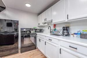 uma cozinha branca com armários e electrodomésticos brancos em Tidal House 3 em Ocean Shores
