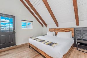 um quarto com uma cama e uma porta preta em Tidal House 3 em Ocean Shores