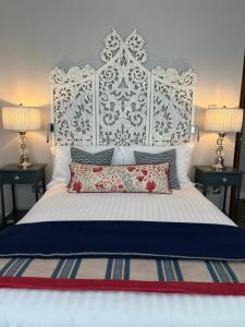 布罗德斯泰Rooms at number one的一张带白色床头板和两盏灯的床