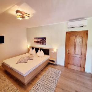 sypialnia z łóżkiem i wentylatorem sufitowym w obiekcie Penzion Gostisce Lesjak w mieście Orehova vas 