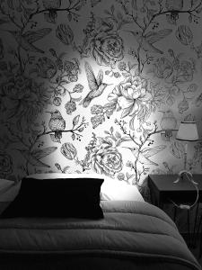 Un dormitorio con una cama con papel pintado floral. en ESTEPA, en Río Gallegos