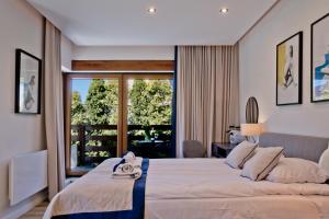 ヤスタルニャにあるBlueApart Nadmorski Park Jastarniaのベッドルーム1室(ベッド2台、大きな窓付)
